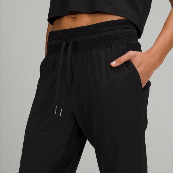 Lululemon joggers in copper - Picture 4 of 5